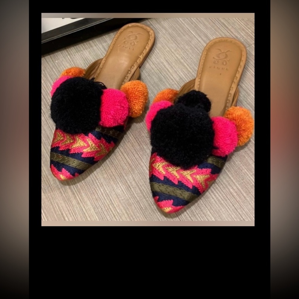 Figue Arrow Iris Mule Slide Leather & Textile w/ Pom Pom accents Size 6 New NWOB